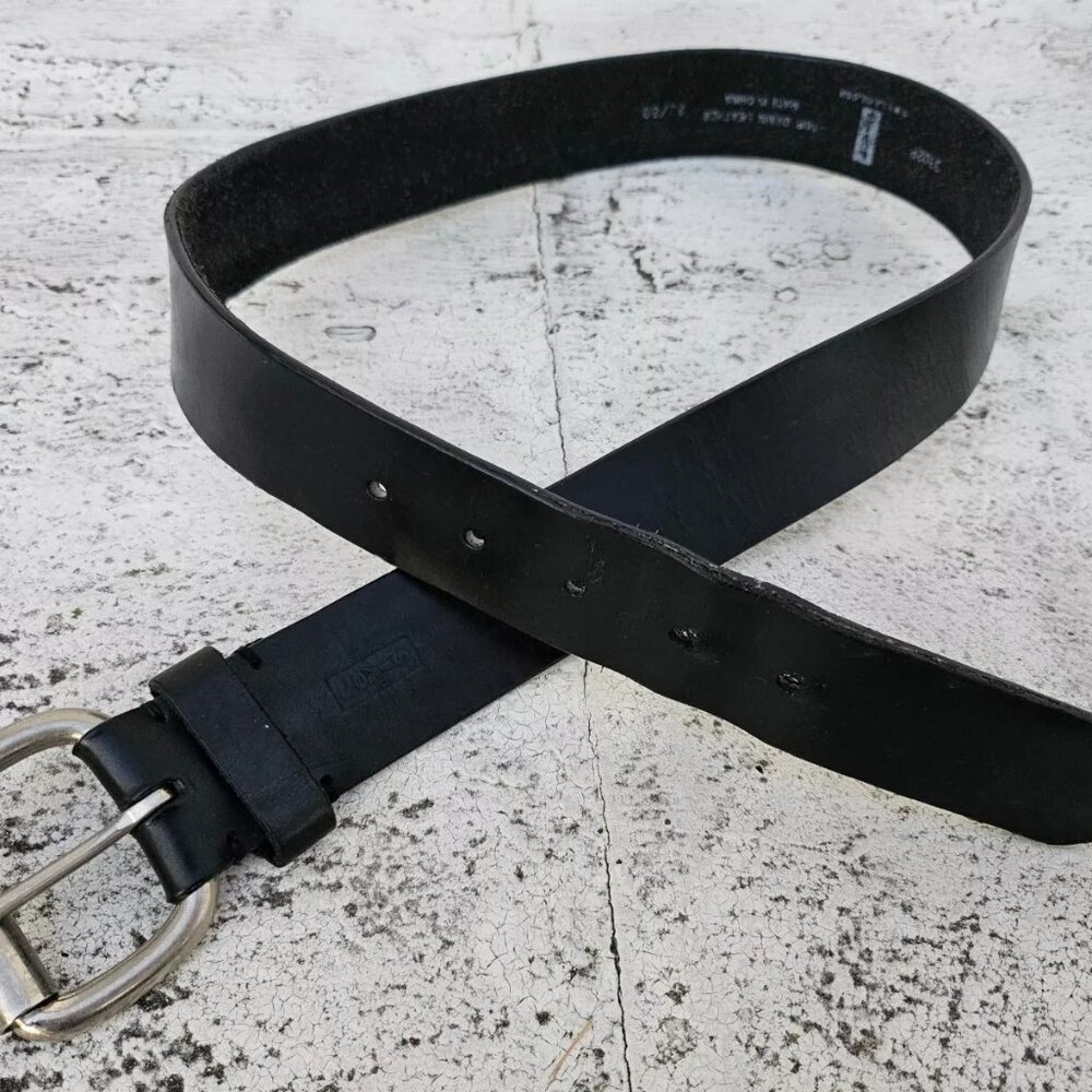Levis Men Belt Black Leather Waistband Silver Tone Pin Buckle Size 30-31 inches - Picture 1 of 11
